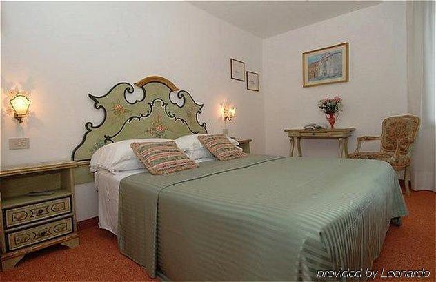Hotel Nuovo Teson Venice Room photo